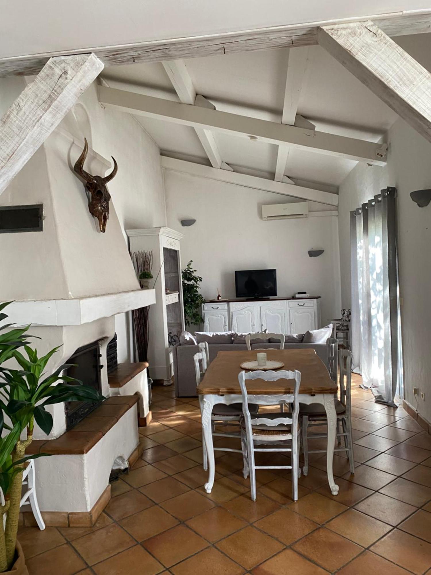 Maison Dans Village Calme Arles Eksteriør billede